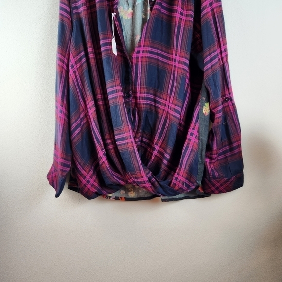 Tolani Collection Plus plaid floral front twist blouse Size 1X - Picture 6 of 7